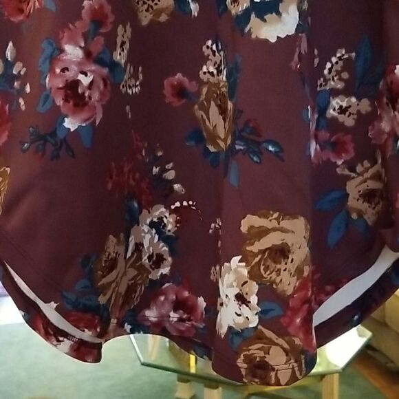 🤩🤩🤩HOST PICK 2021!🤑 🥂🥂🥂🏆🏆🏆WINE COLORED SMOCK LACE UP FLORAL PRINT TOP! - Picture 7 of 8